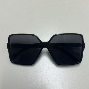 Lightweight dark sunglass